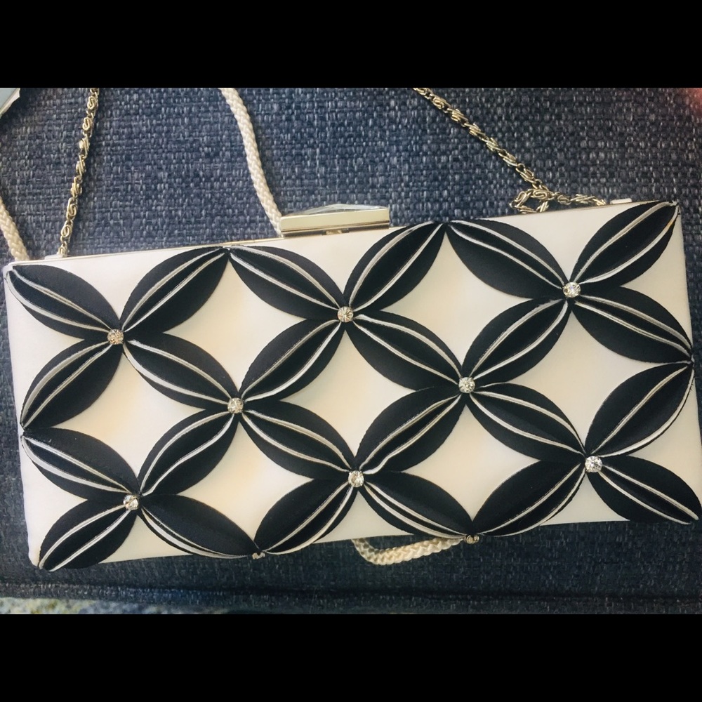 SOLD 🎉NWT Kate Landry  Beautiful Purse White & Black  Clutch